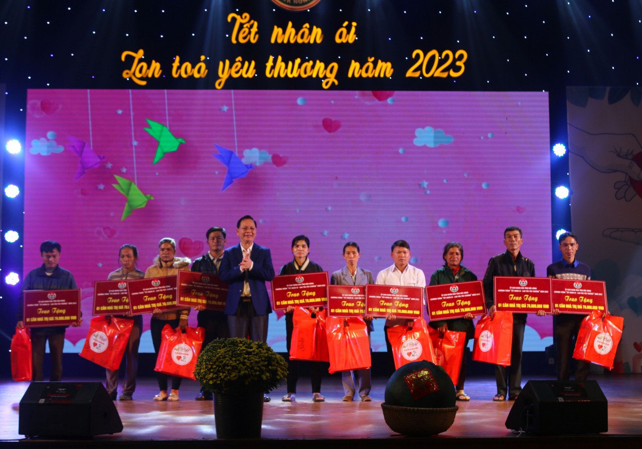 Đắk Nông thăm, tặng 61.775 suất quà Tết cho hộ nghèo, người có công và đối tượng bảo trợ xã hội