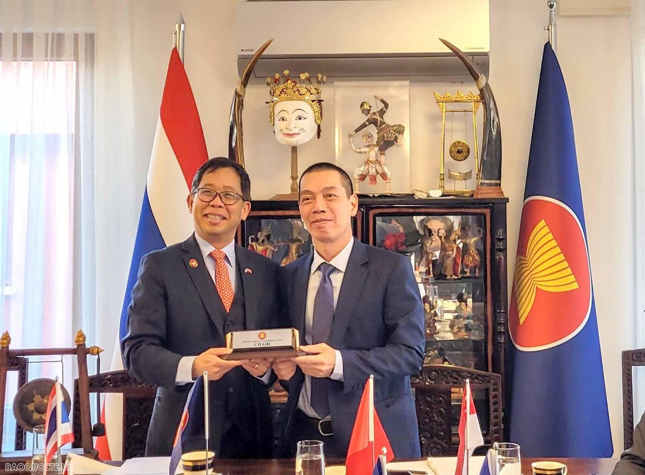 Đại sứ Đỗ Sơn Hải (phải) và Đại sứ Thái Lan Apirat Sugondhabhiram