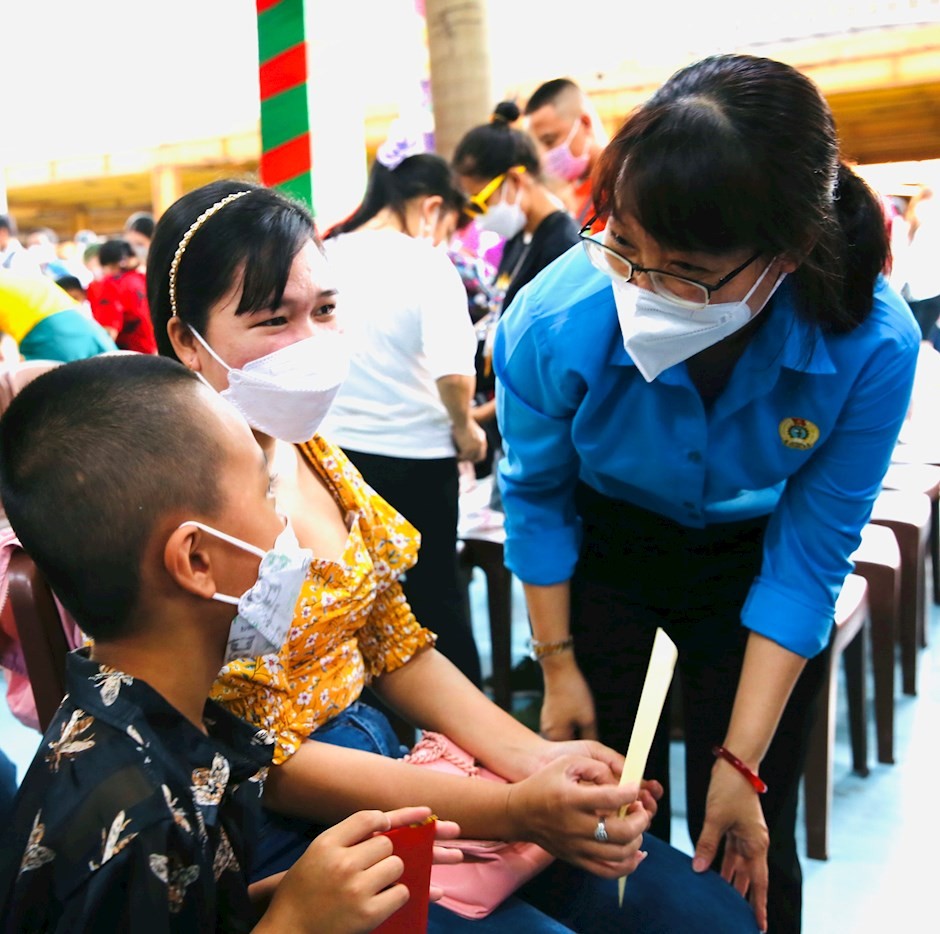 Chủ tịch Liên đoàn Lao động TP Trần Thị Diệu Thúy trao quà Tết cho công nhân lao động không có điều kiện về quê đón Tết. (Ảnh minh họa)