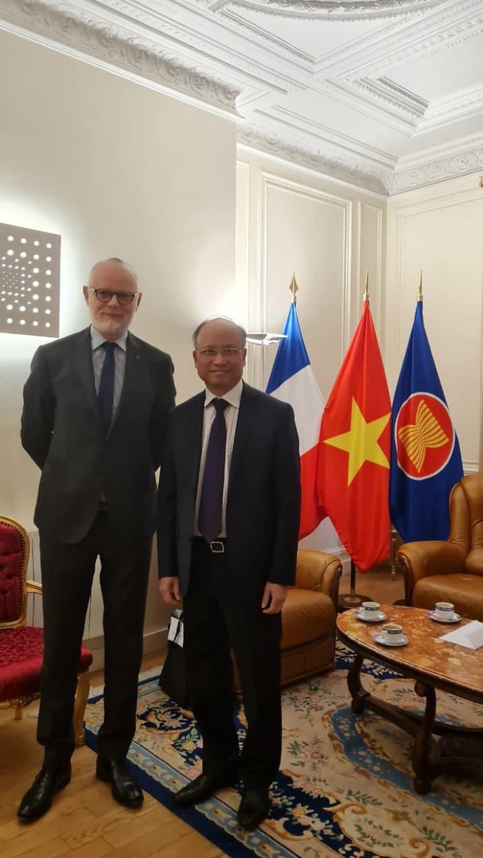 Đại sứ Đinh Toàn Thắng (giữa)  ông Édouard Philippe, cựu Thủ tướng Pháp (từ năm 2017-2020), Thị trưởng thành phố Le Havre, vùng Normandie