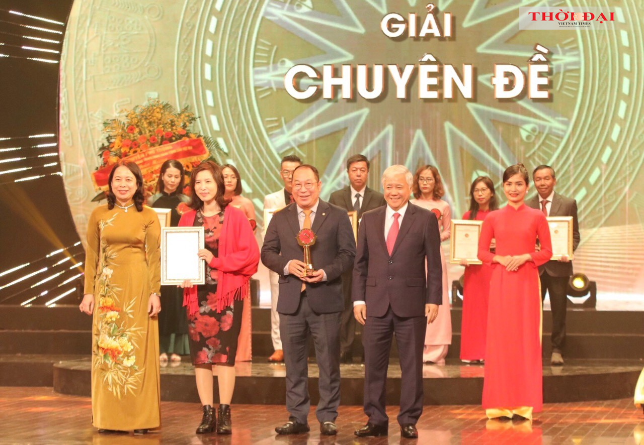 Quyền Chủ tịch nước Võ Thị Ánh Xuân, Chủ tịch Ủy ban Trung ương Mặt trận tổ quốc Đỗ Văn Chiến trao giải Chuyên đề Tác phẩm xuất sắc của tác giả là người Việt Nam ở nước ngoài cho nhóm tác giả ông Steve Bùi, Việt kiều tại Nhật Bản và bà Ngô Phẩm Trân, Việt