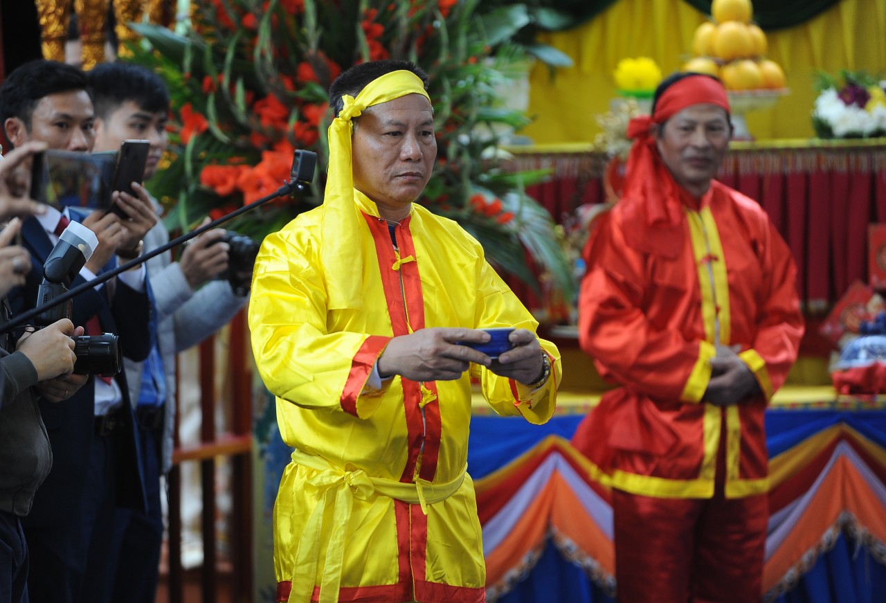 Rượu linh kê được phân phát tới chủ tế cùng những người tham dự để thể hiện sự thống nhất, đoàn kết
