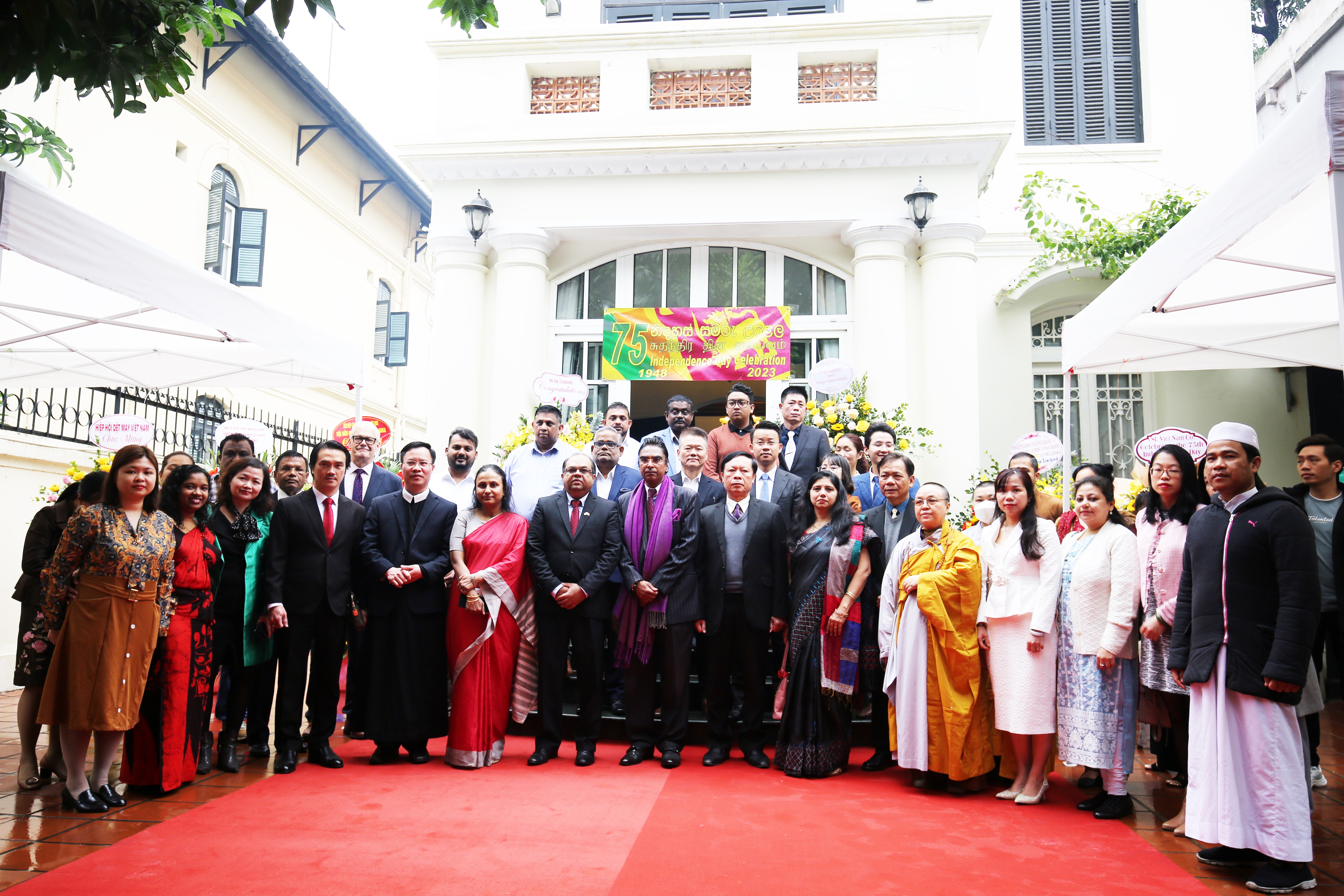 Đại sứ Saj U. Mendis cùng cán bộ, nhân viên Đại sứ quán Sri Lanka và các khách mời chụp ảnh lưu niệm (Ảnh: Thành Luân).