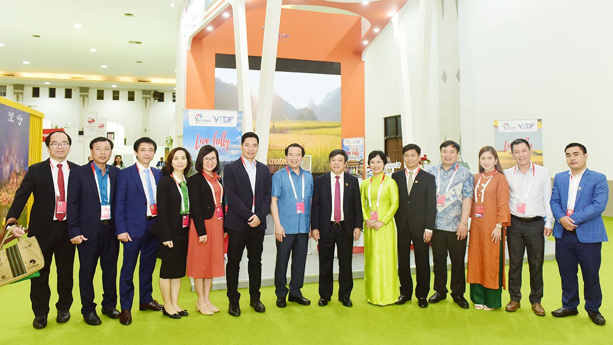 Thứ trưởng Bộ VHTTDL Đoàn Văn Việt cùng Phó Tổng cục trưởng Tổng cục Du lịch Hà Văn Siêu thăm gian hàng du lịch Việt Nam.