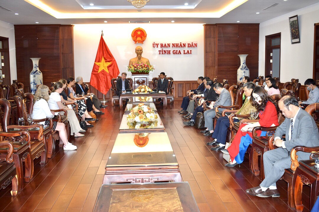 Phó Chủ tịch UBND tỉnh Gia Lai đã có buổi tiếp đón và làm việc với đoàn công tác của Bộ Ngoại giao Phần Lan (Ảnh: CTTĐT tỉnh Gia Lai).