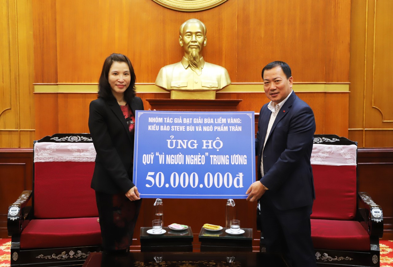 Nhóm kiều bào đạt Giải Búa liềm vàng ủng hộ 50 triệu đồng cho người nghèo