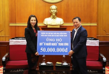 Nhóm kiều bào đạt Giải Búa liềm vàng ủng hộ 50 triệu đồng cho người nghèo