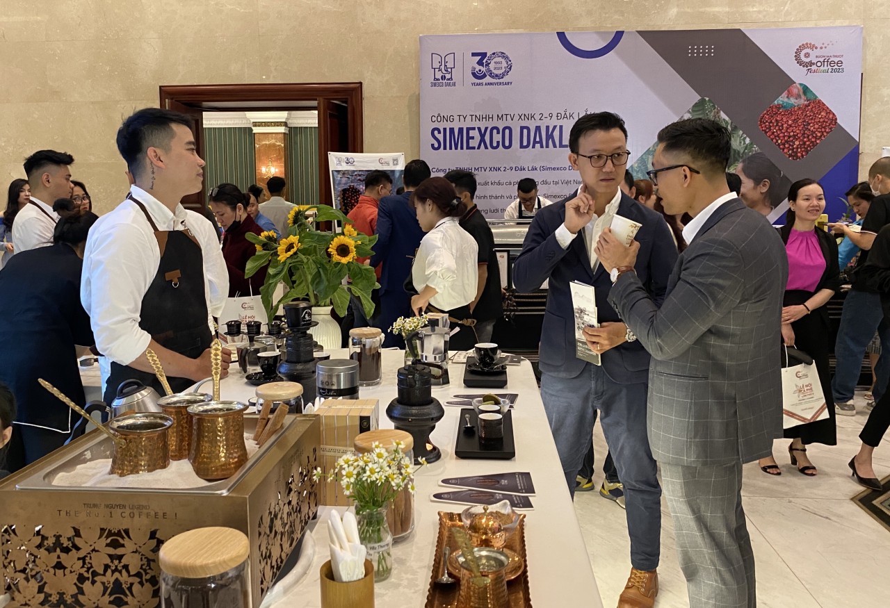 Nhiều khách mời được trải nghiệm cách pha chế cà phê, và thưởng thức cà phê tại buổi họp báo.