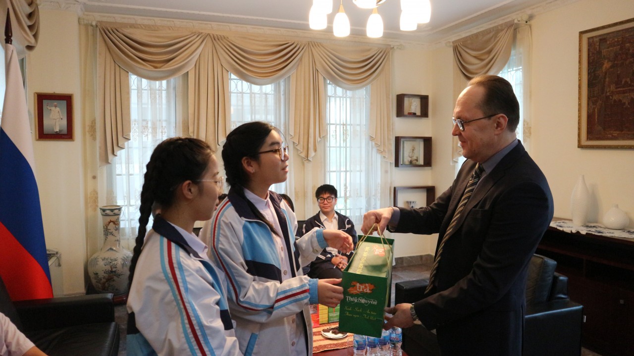 Đại sứ Gennady Bezdetko gặp mặt học sinh các trường chuyên Việt Nam có giảng dạy tiếng Nga