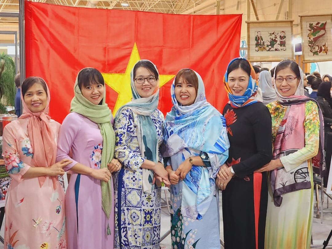 Áo dài Việt Nam được giới thiệu tại Iran.