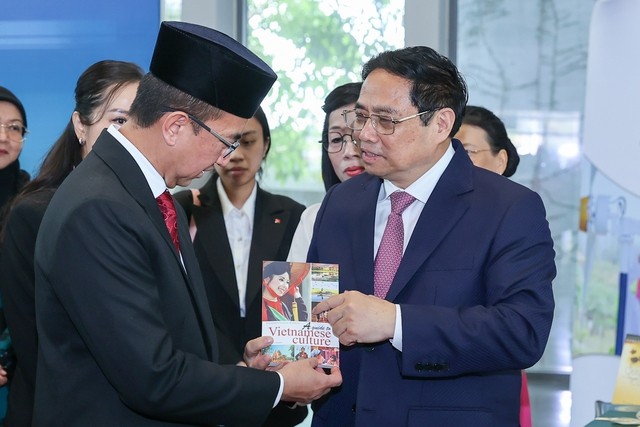 Thủ tướng thăm Đại học Quốc gia và lớp học tiếng Việt tại Brunei