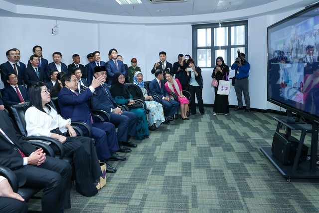 Thủ tướng thăm Đại học Quốc gia và lớp học tiếng Việt tại Brunei