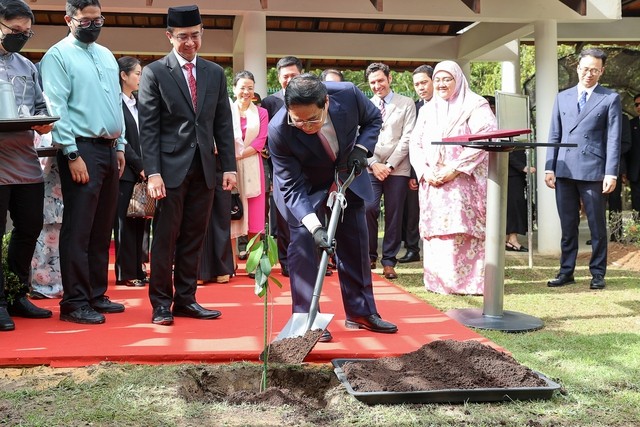 Thủ tướng thăm Đại học Quốc gia và lớp học tiếng Việt tại Brunei