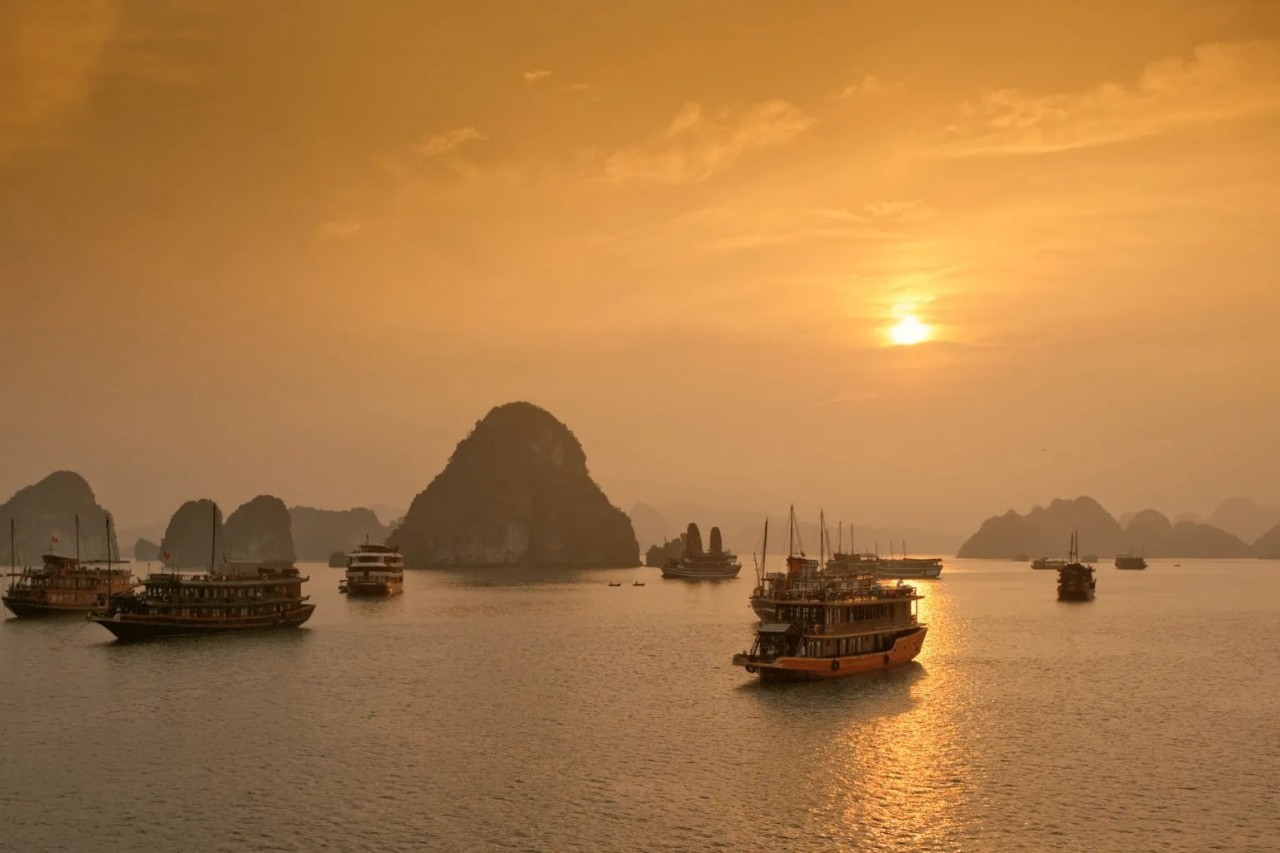 Cảnh hoàng hôn trên biển ở vịnh Hạ Long. (Ảnh: Andrew Linscott/Getty Images)