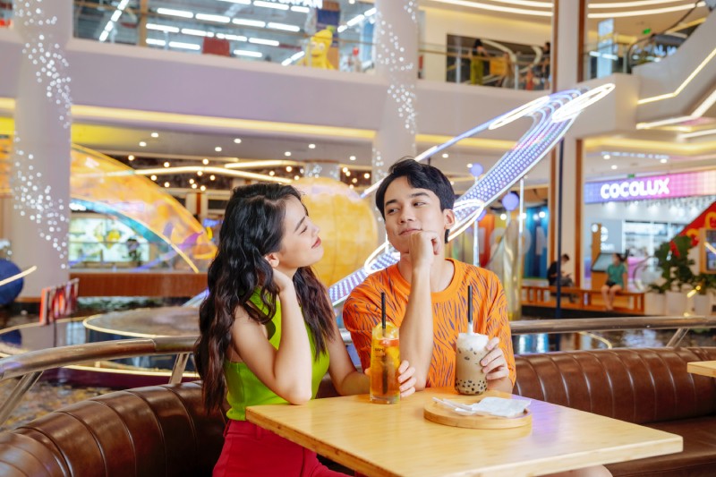Trẻ trung, ngọt ngào và gần gũi, các gian hàng trà sữa là điểm hẹn được nhiều các bạn trẻ lựa chọn. Trẻ trung, ngọt ngào và gần gũi, các gian hàng trà sữa là điểm hẹn được nhiều các bạn trẻ lựa chọn.
