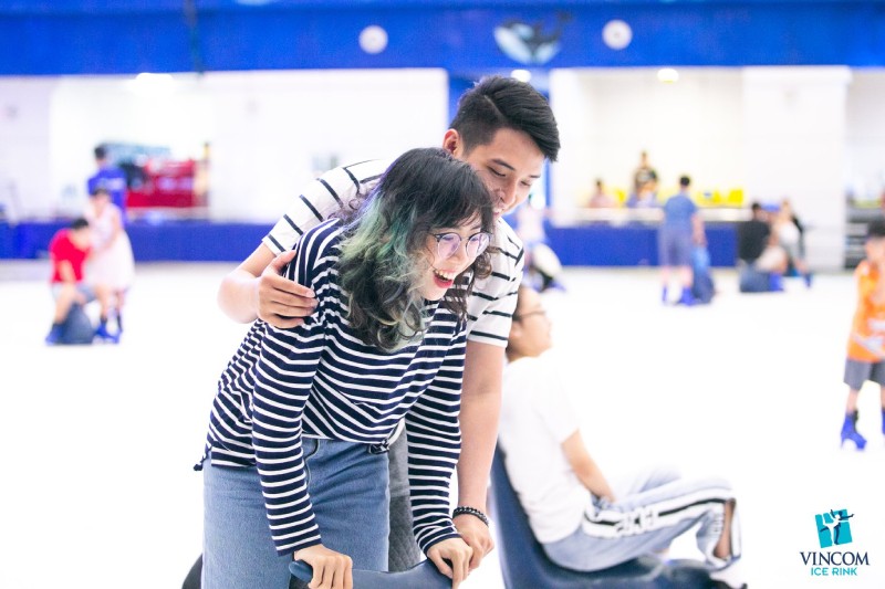 Giới trẻ đổ về trung tâm thương mại tận hưởng “ăn – chơi – sắm” ngày Valetine Giới trẻ đổ về trung tâm thương mại tận hưởng “ăn – chơi – sắm” ngày Valetine