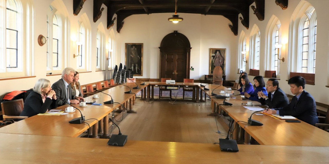 Thúc đẩy hợp tác với ĐH Cambridge trong tăng trưởng xanh và KHCN