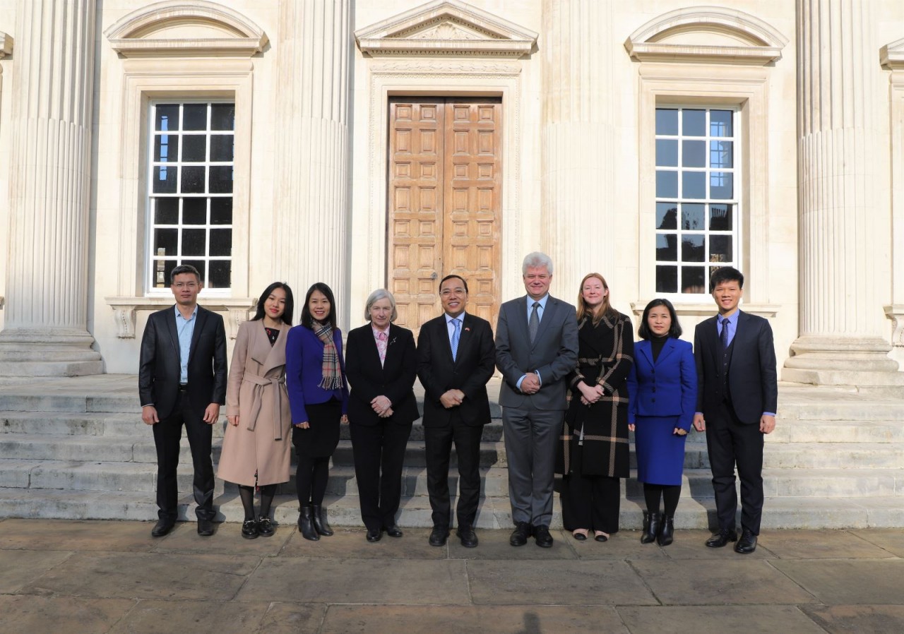 Thúc đẩy hợp tác với ĐH Cambridge trong tăng trưởng xanh và KHCN