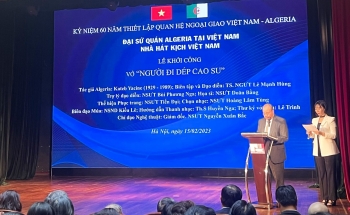"Người đi dép cao su": Chân dung Chủ tịch Hồ Chí Minh trong kịch của tác giả Algeria