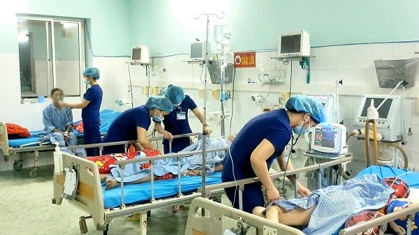 Các bác sĩ chăm sóc sức khỏe cho bệnh nhân tại BV Đa khoa tỉnh Tuyên Quang (Ảnh: BHXH Việt Nam).