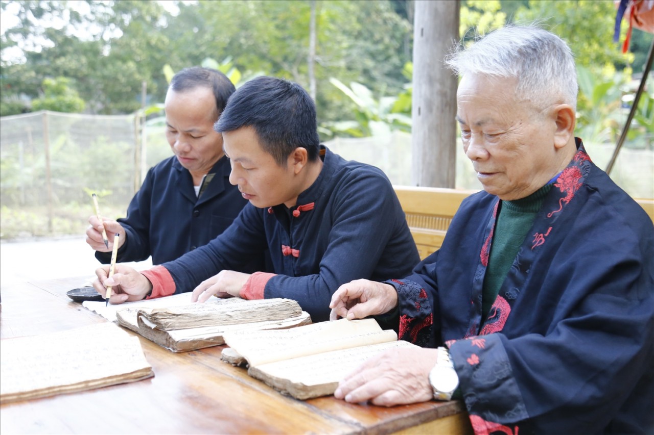 Đầu Xuân đi học chữ Nôm Dao