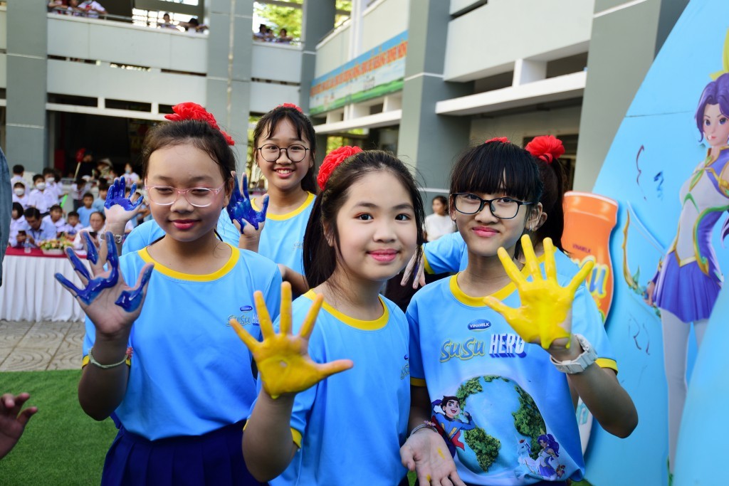Các bé đại diện học sinh trường Tiểu học Võ Thị Sáu (quận 7, TP HCM) cùng cam kết bảo vệ môi trường. Ảnh: Vinamilk