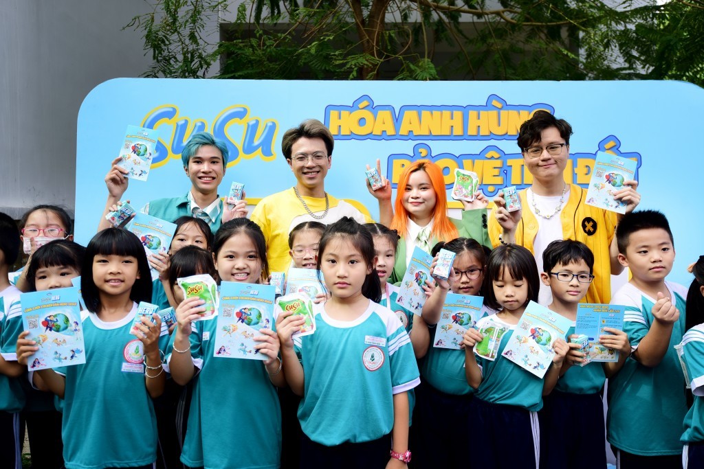 Nhóm Hero Team chụp ảnh lưu niệm cùng các học sinh trường tiểu học Nguyễn Văn Trỗi, Quận 4, TP HCM, sau màn cam kết bảo vệ môi trường cùng các bé. Ảnh: Vinamilk