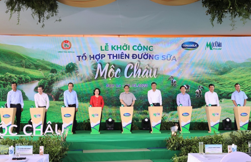 Bà Mai Kiều Liên (áo đỏ) tại sự kiện Khởi công Tổ hợp Thiên đường sữa Mộc Châu hồi tháng 5/2022. Bà Mai Kiều Liên (áo đỏ) tại sự kiện Khởi công Tổ hợp Thiên đường sữa Mộc Châu hồi tháng 5/2022.