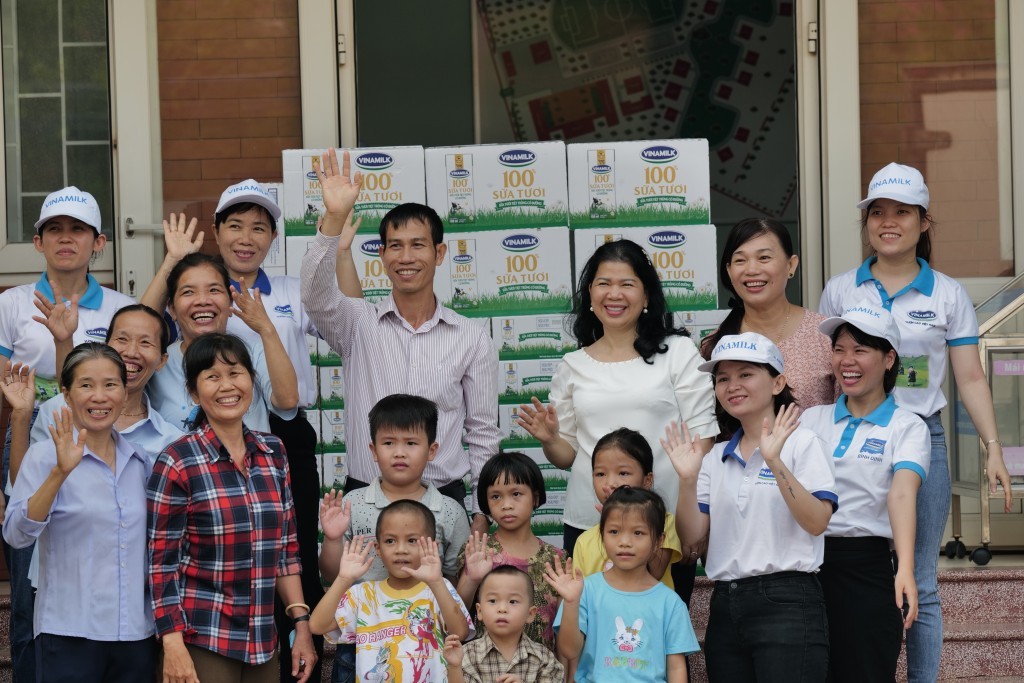 Nhân viên Vinamilk tại Bình Định cùng tới thăm các em nhỏ tại Trung tâm Bảo trợ xã hội tỉnh trong chương trình Quỹ sữa Vươn cao Việt Nam năm 2022. Nhân viên Vinamilk tại Bình Định cùng tới thăm các em nhỏ tại Trung tâm Bảo trợ xã hội tỉnh trong chương trình Quỹ sữa Vươn cao Việt Nam năm 2022.