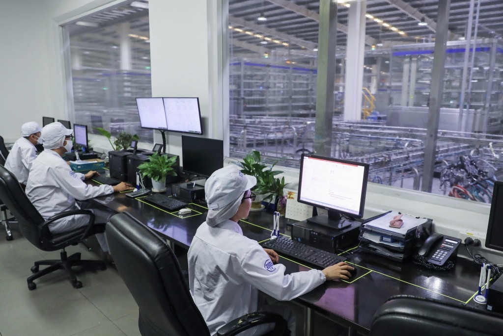 Các nhà máy của Vinamilk đều có tính tự động hóa, quản lý trung tâm, giúp nâng cao chất lượng sản phẩm, tối ưu hóa sản xuất. Các nhà máy của Vinamilk đều có tính tự động hóa, quản lý trung tâm, giúp nâng cao chất lượng sản phẩm, tối ưu hóa sản xuất.