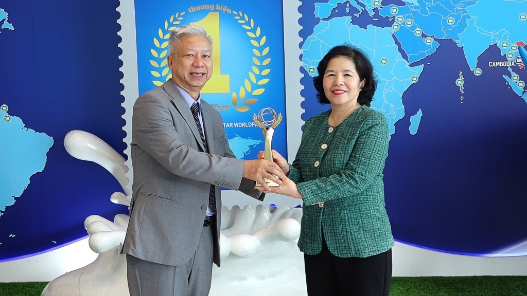 Đại diện Ban tổ chức chương trình trao giải thưởng Doanh nhân xuất sắc 2022 tới bà Mai Kiều Liên. Đại diện Ban tổ chức chương trình trao giải thưởng Doanh nhân xuất sắc 2022 tới bà Mai Kiều Liên.