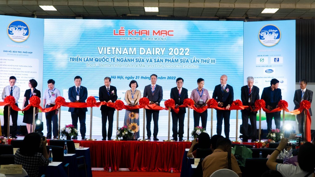 Đại diện các đại biểu cắt băng khai mạc Triển lãm Quốc tế ngành Sữa và sản phẩm Sữa lần thứ 3 tại Việt Nam - Vietnam Dairy 2022.
