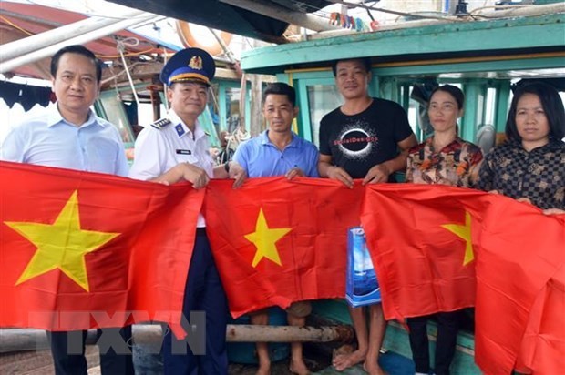 Đồng hành ngư dân vươn khơi, bám biển
