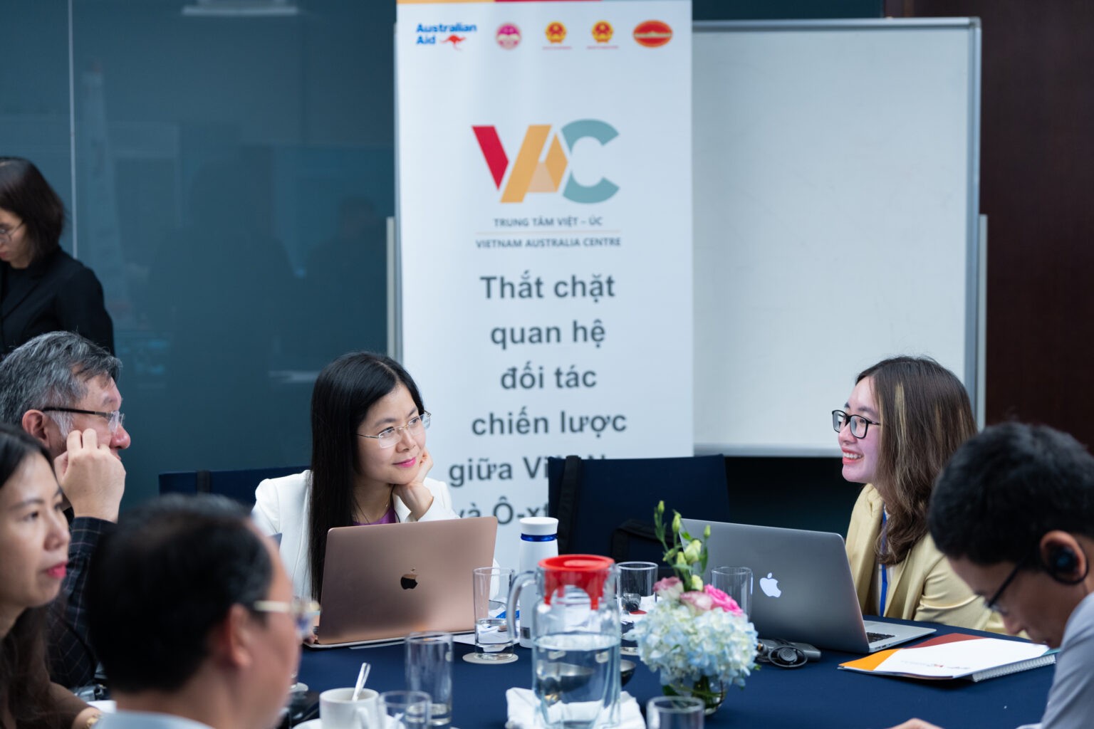 Các học viên hoàn thành bản thảo hồ sơ xin tài trợ nghiên cứu để cùng phân tích và đánh giá đồng cấp