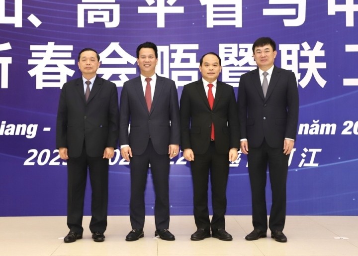 Bí thư Tỉnh ủy Đặng Quốc Khánh chụp ảnh lưu niệm cùng Bí thư, Phó Bí thư Tỉnh ủy các tỉnh: Lạng Sơn, Quảng Ninh, Cao Bằng.