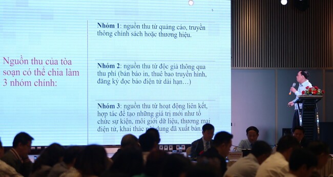 Một đại biểu trình bày tham luận tại Diễn đàn Kinh tế báo chí năm 2023 (Ảnh: Trọng Lợi/Báo Bình Định).