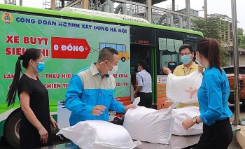 Công đoàn Hà Nội chăm sóc sức khỏe, xe duyên cho công nhân