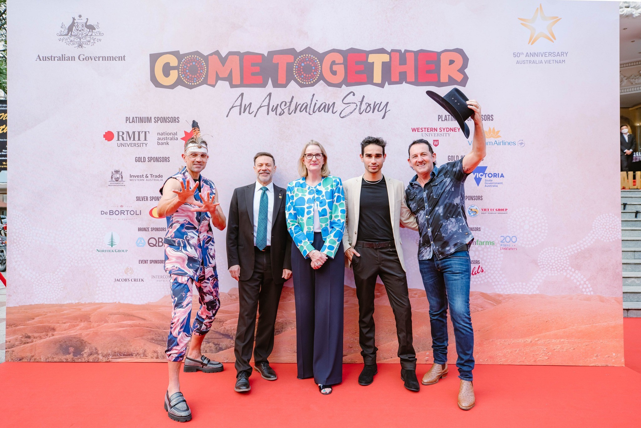 Đại sứ Australia tại Việt Nam Andrew Goledzinowski (thứ hai, từ trái sang) và bà Sarah Hooper, Tổng lãnh sự Astralia tại TP.HCM