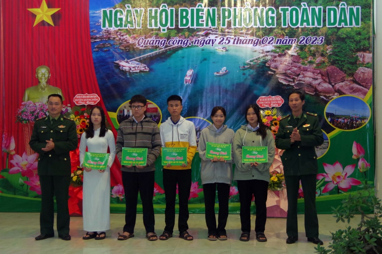 Trao học bỗng cho các em học sinh.