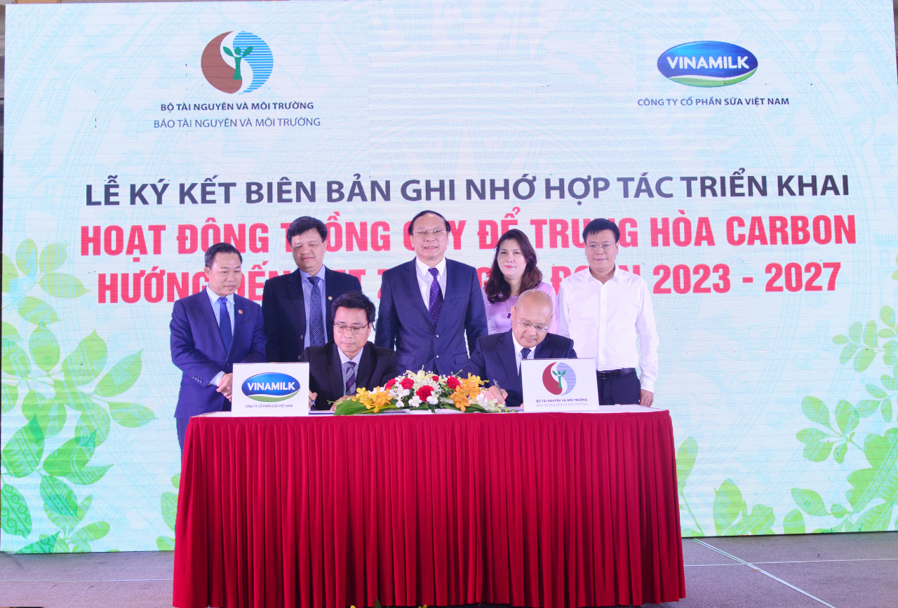 Đại diện Vinamilk và Bộ Tài nguyên và Môi trường kí biên bản ghi nhớ vào cuối năm 2022.