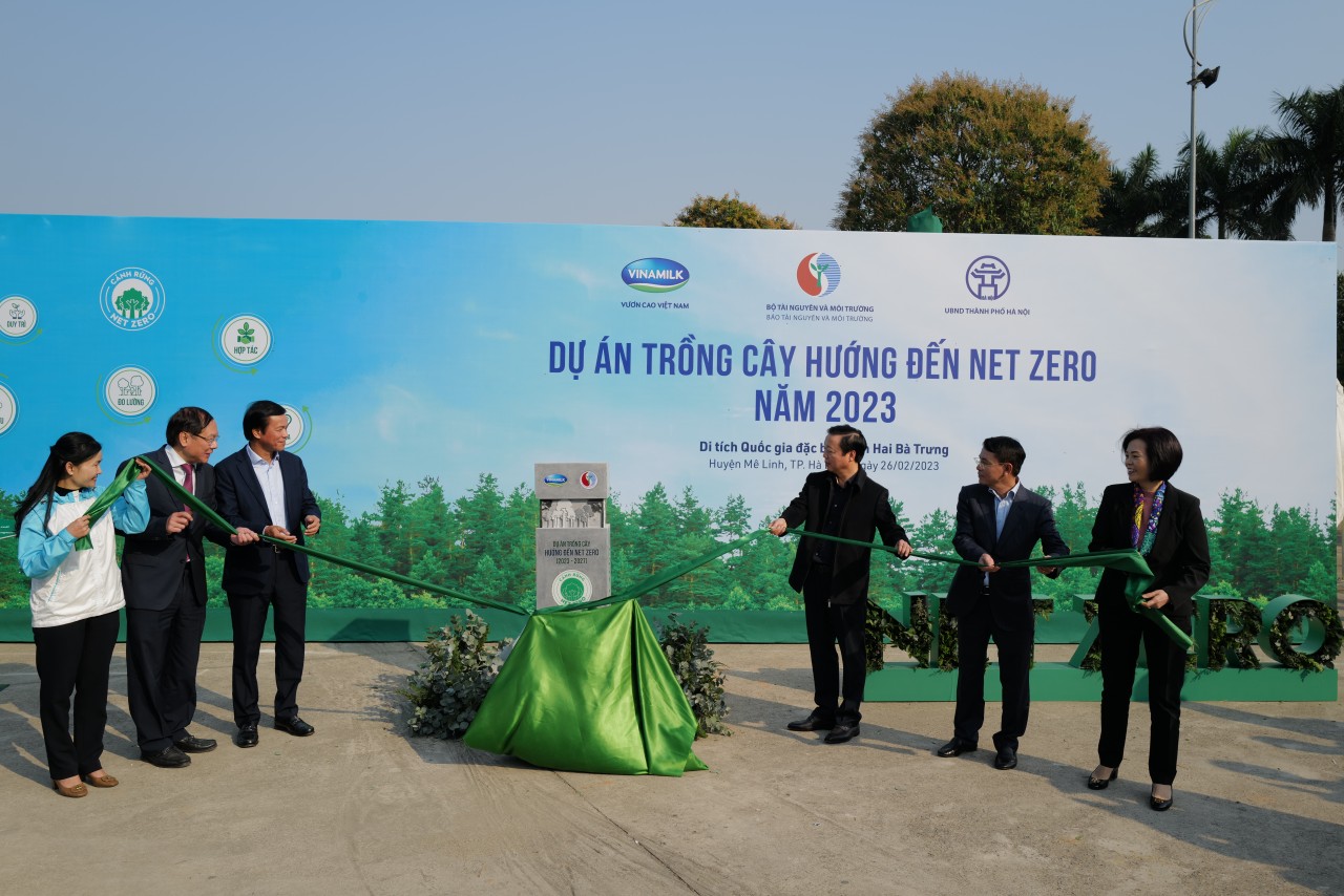 Phó Thủ tướng Trần Hồng Hà và các đại biểu cùng kéo dải lụa ra mắt trụ đá biểu tượng của dự án trồng cây hướng đến Net Zero tại sự kiện.