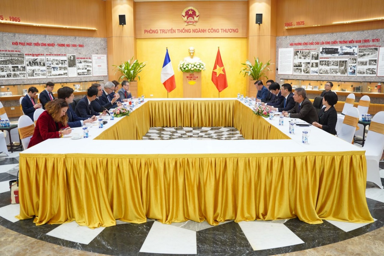 Bộ trưởng Nguyễn Hồng Diên đã có buổi tiếp và làm việc với ngài Olivier Becht - Bộ trưởng đặc trách Ngoại thương, Sức thu hút của nước Pháp và người Pháp tại trụ sở Bộ Công Thương.