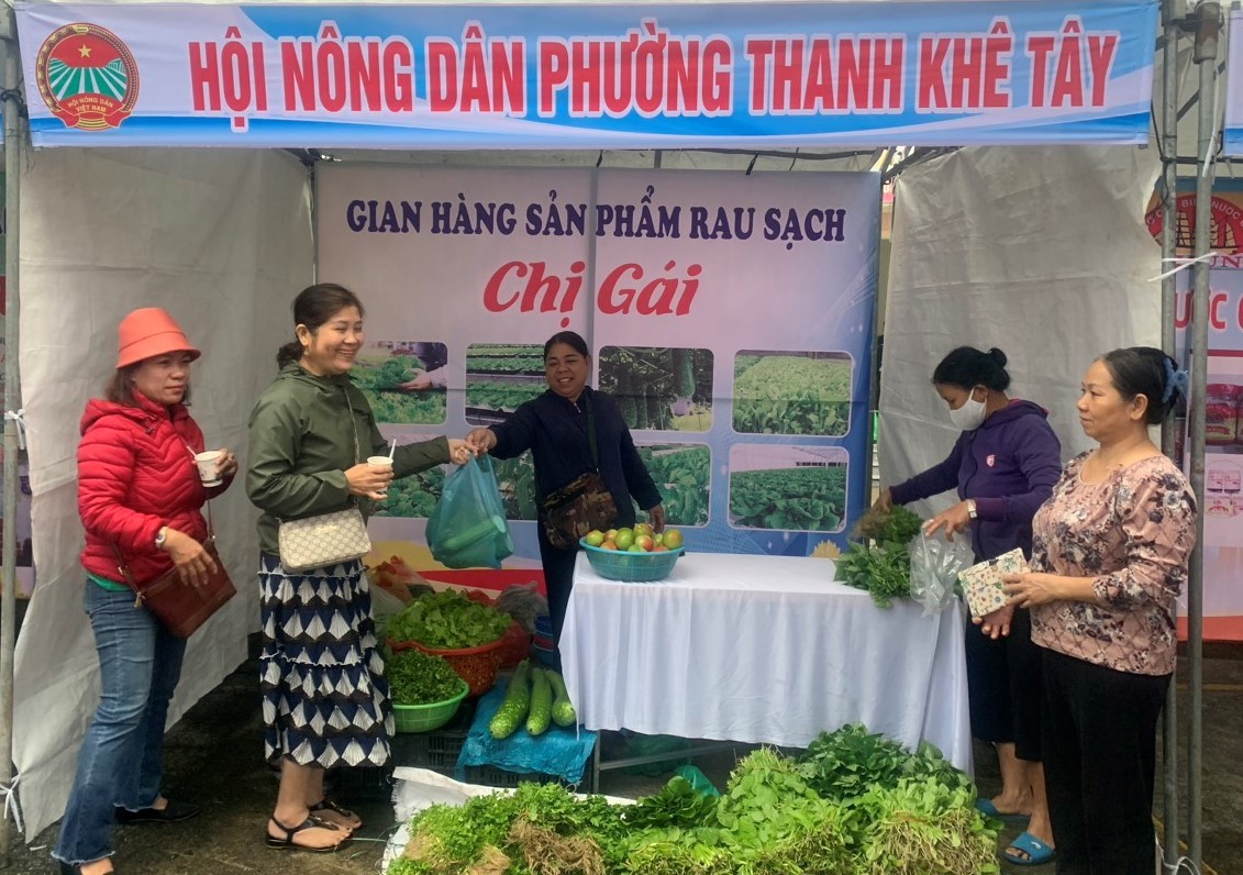 Gian hàng giới thiệu sản phẩm tại Ngày hội Biên phòng toàn dân quận Thanh Khê. (Ảnh: Văn Quý) Gian hàng giới thiệu sản phẩm tại Ngày hội Biên phòng toàn dân quận Thanh Khê. (Ảnh: Văn Quý)