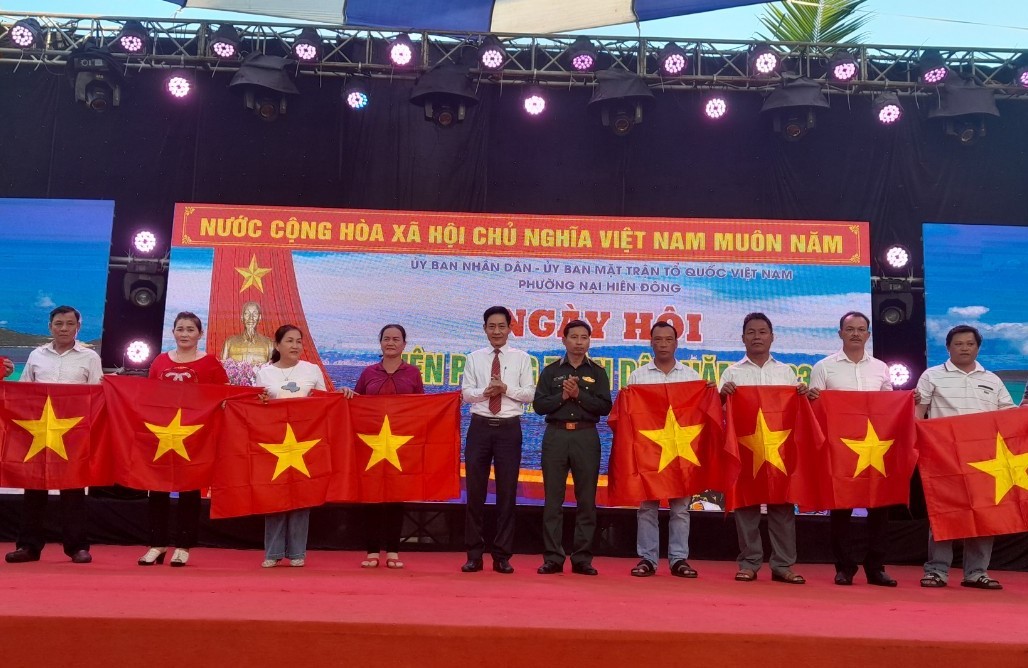 Đại diện lãnh đạo Đồn Biên phòng Sơn Trà và Đảng ủy phường Nại Hiên Đông trao tặng cờ Tổ quốc cho ngư dân. Ảnh: TRúc Hà. Đại diện lãnh đạo Đồn Biên phòng Sơn Trà và Đảng ủy phường Nại Hiên Đông trao tặng cờ Tổ quốc cho ngư dân. Ảnh: TRúc Hà.