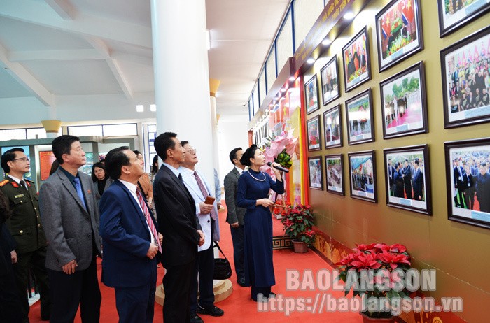 Các đại biểu tham quan gian trưng bày tại Bảo tàng tỉnh.