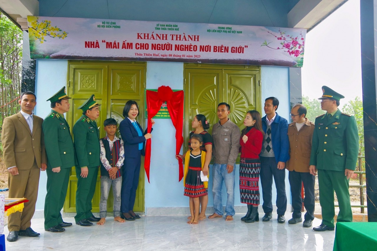 Hàng năm, Bộ đội biên phòng tỉnh đã huy động mọi nguồn lực xây dựng hàng chục ngôi nhà cho người nghèo biên giới. Hàng năm, Bộ đội biên phòng tỉnh đã huy động mọi nguồn lực xây dựng hàng chục ngôi nhà cho người nghèo biên giới.