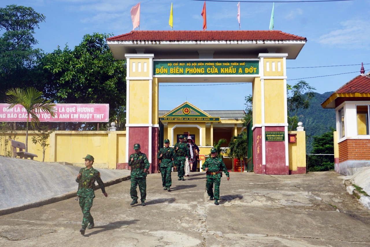 Dù nắng cháy hay mưa dầm, bất kể ngày đêm, lễ, tết, những dấu chân của cán bộ, chiến sĩ biên phòng vẫn in đậm trên những nẻo đường tuần tra biên giới để bảo vệ từng tấc đất, giữ cho Tổ quốc bình yên. Dù nắng cháy hay mưa dầm, bất kể ngày đêm, lễ, tết, những dấu chân của cán bộ, chiến sĩ biên phòng vẫn in đậm trên những nẻo đường tuần tra biên giới để bảo vệ từng tấc đất, giữ cho Tổ quốc bình yên.