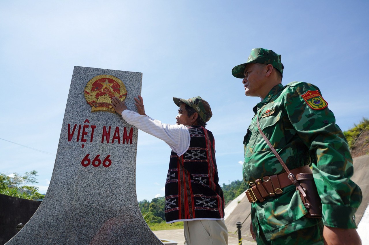 Gian nan, vất vả và đối mặt với vô vàn hiểm nguy nhưng các chiến sĩ Biên phòng và nhân dân biên giới vẫn không hề nao núng. Gian nan, vất vả và đối mặt với vô vàn hiểm nguy nhưng các chiến sĩ Biên phòng và nhân dân biên giới vẫn không hề nao núng.