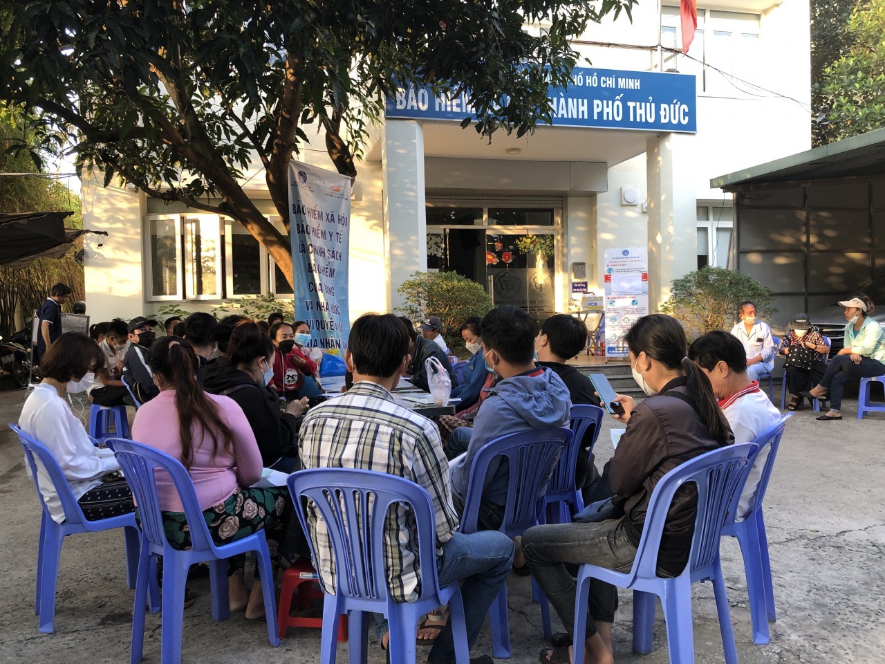 Người lao động ngồi chờ làm thủ tục rút BHXH một lần tại Bảo hiểm xã hội TP Thủ Đức (TP HCM) cuối năm 2022 (Ảnh: Vietnamnet)