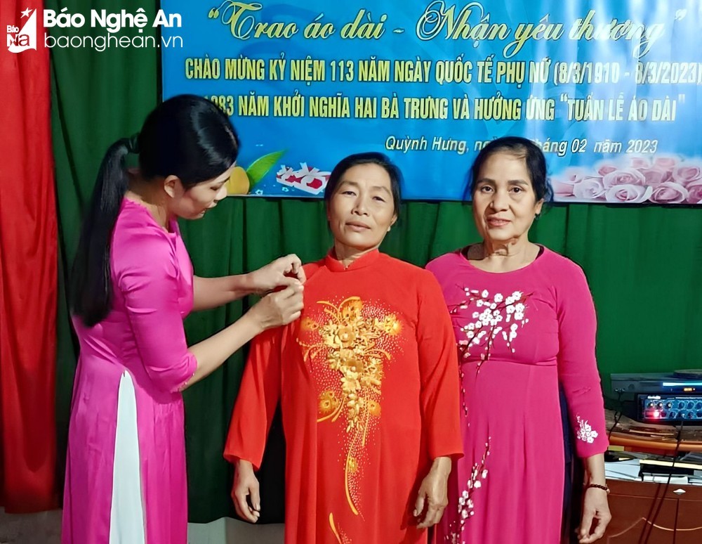Các chị, các mẹ hết sức xúc động và vui mừng khi đón nhận món quà đầy ý nghĩa từ chương trình. Ảnh: Hội Liên hiệp Phụ nữ huyện Quỳnh Lưu